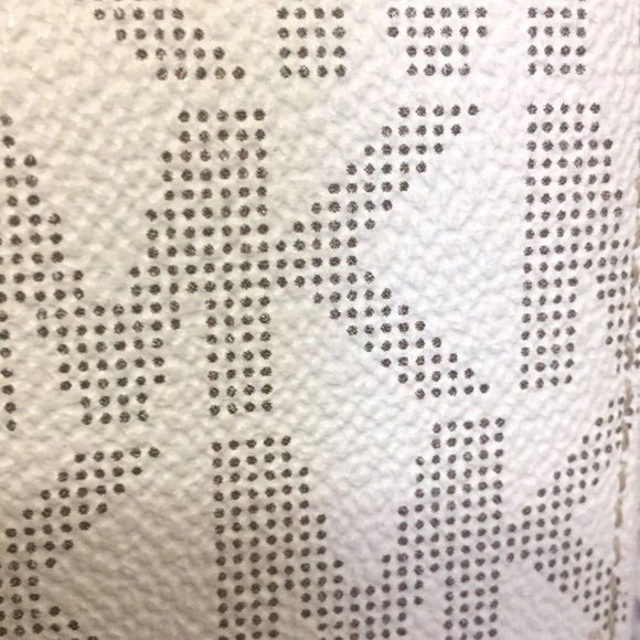 Michael Kors Jet Set Center Stripe Wallet - Picture 4 of 16